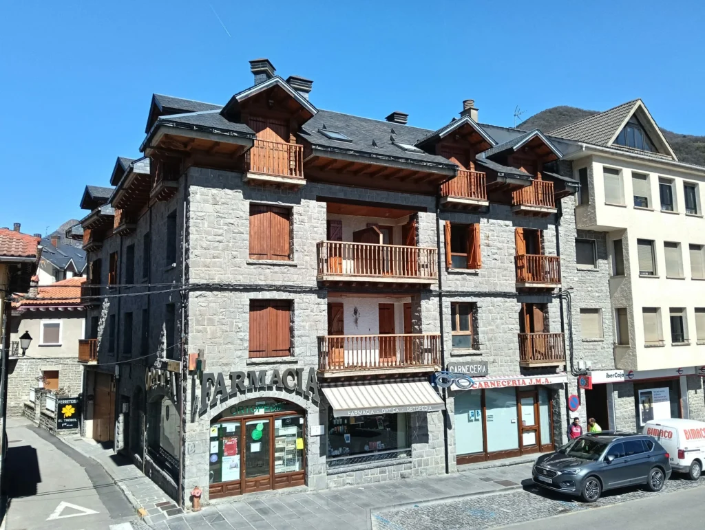 Edificio con barnizado de maderas realizado por pintor en Huesca