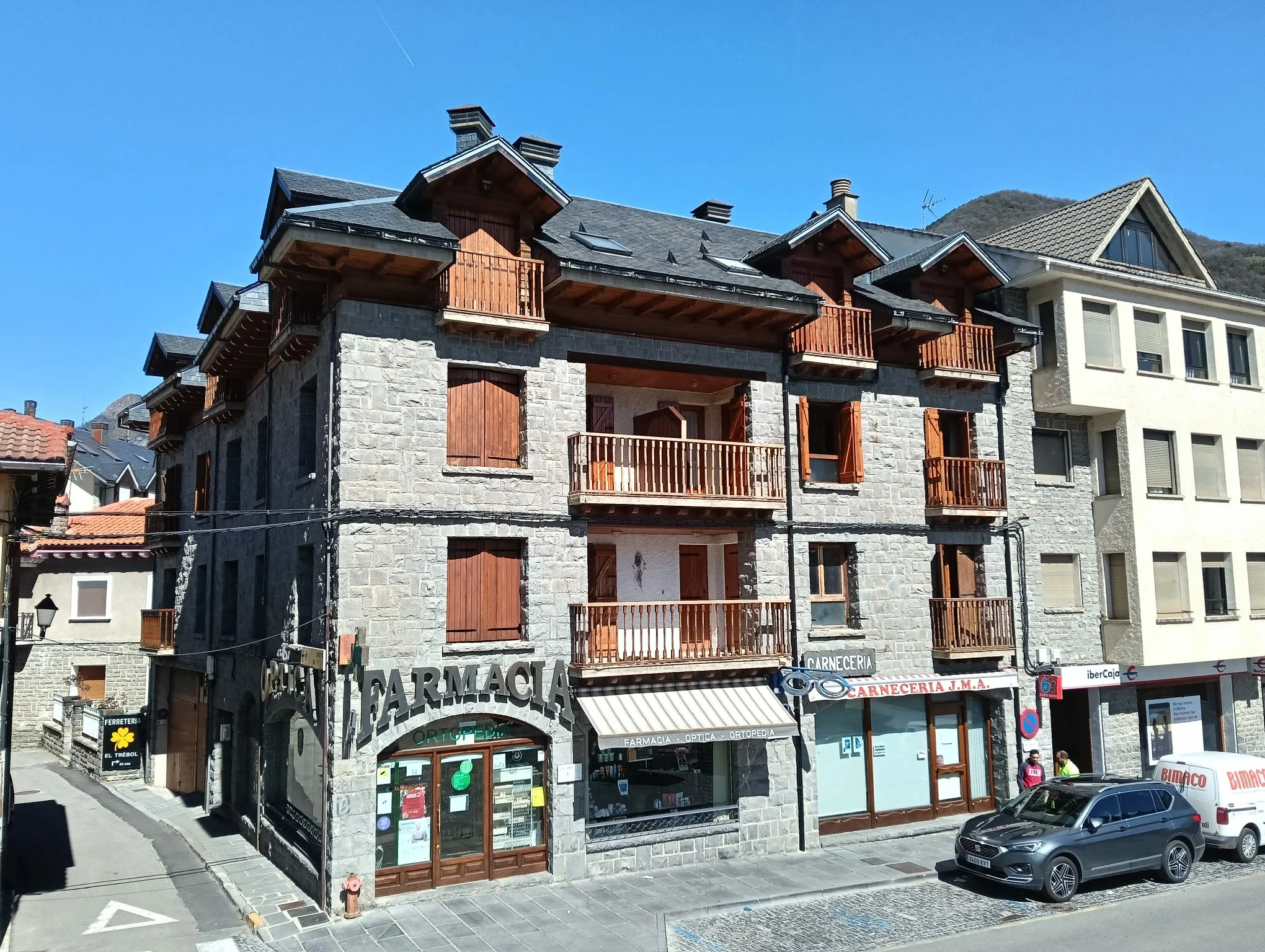 Edificio con barnizado de maderas realizado por pintor en Huesca