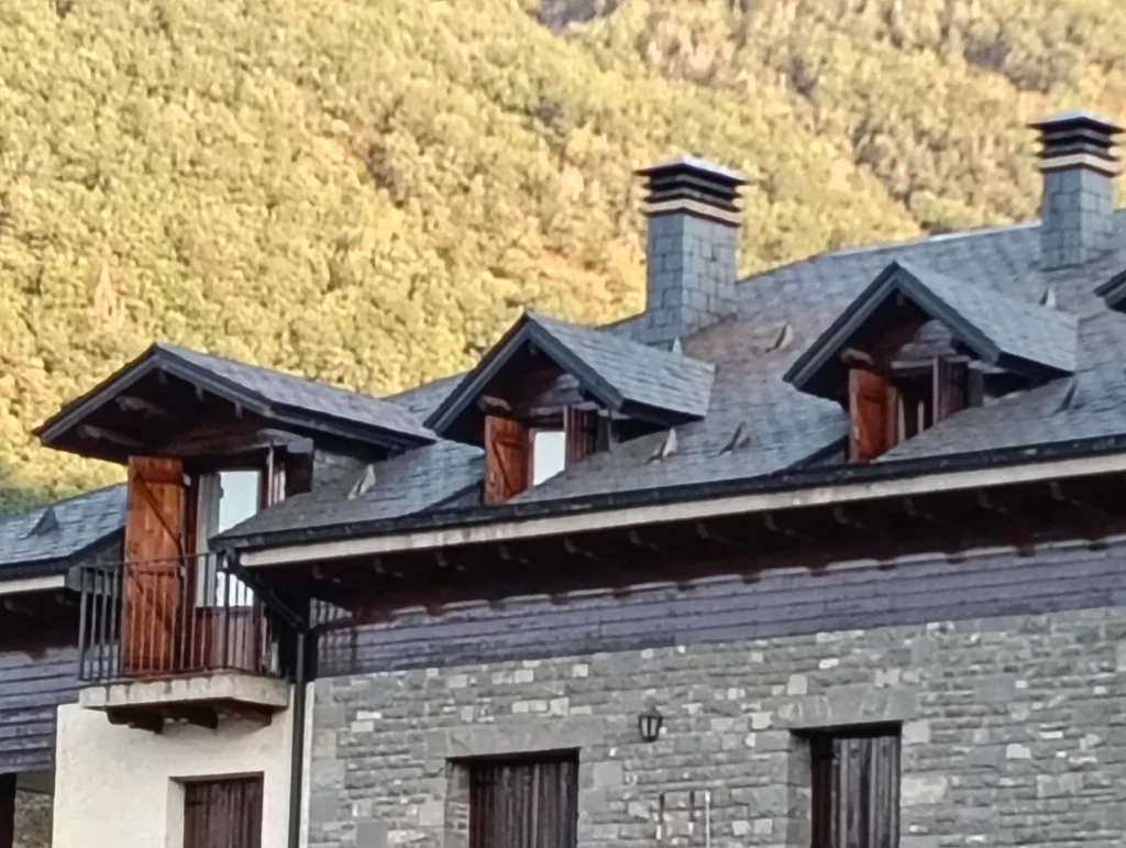 Madera barnizada en edificio por pintor profesional en Huesca