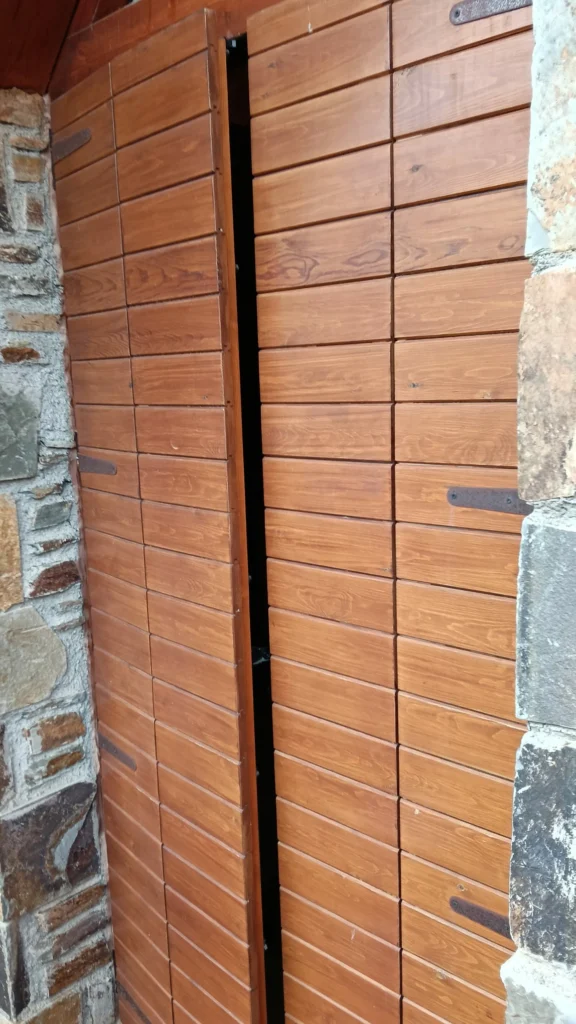 Contraventana barnizado por pintor profesional en Huesca