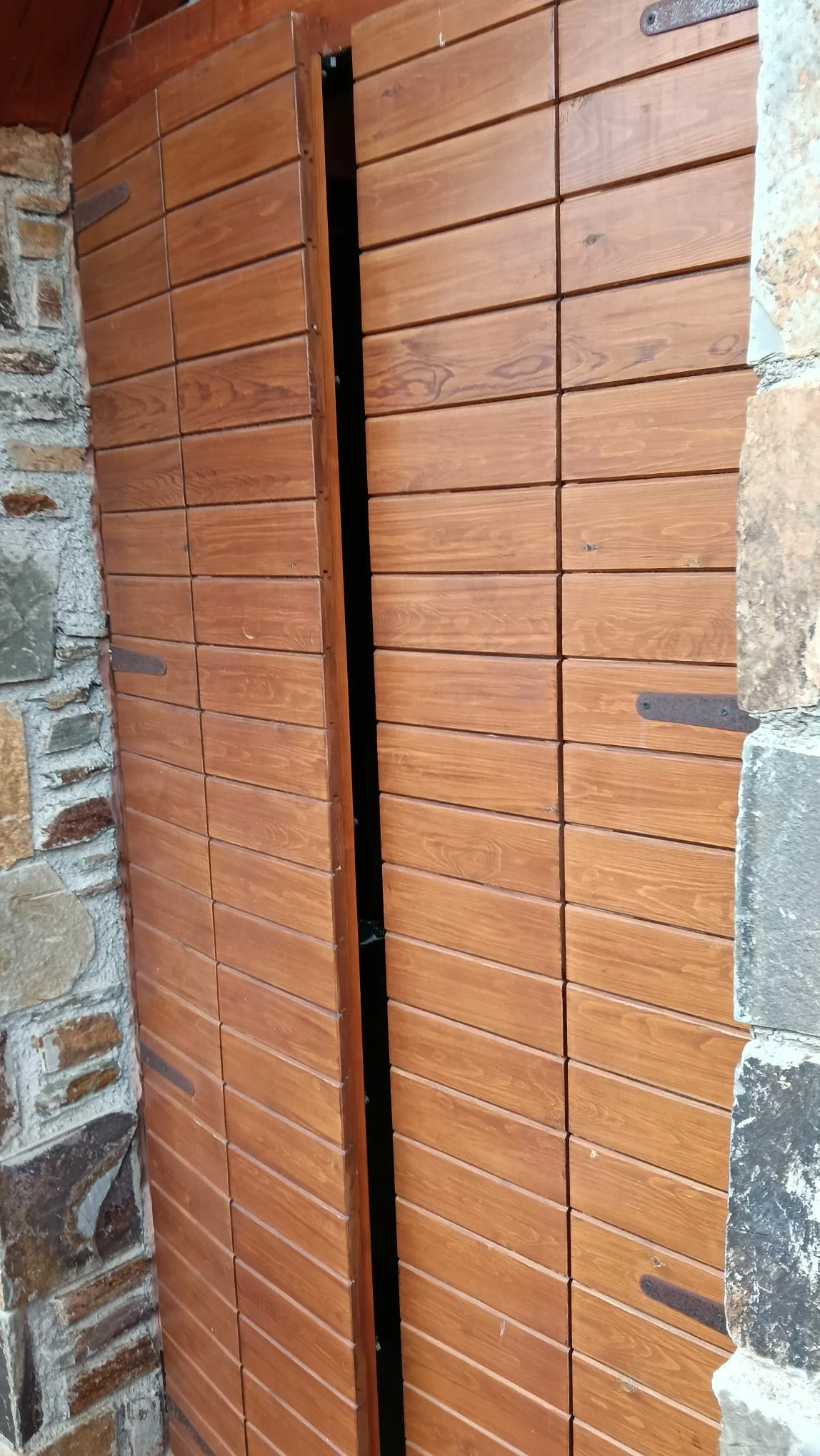 Contraventana barnizado por pintor profesional en Huesca