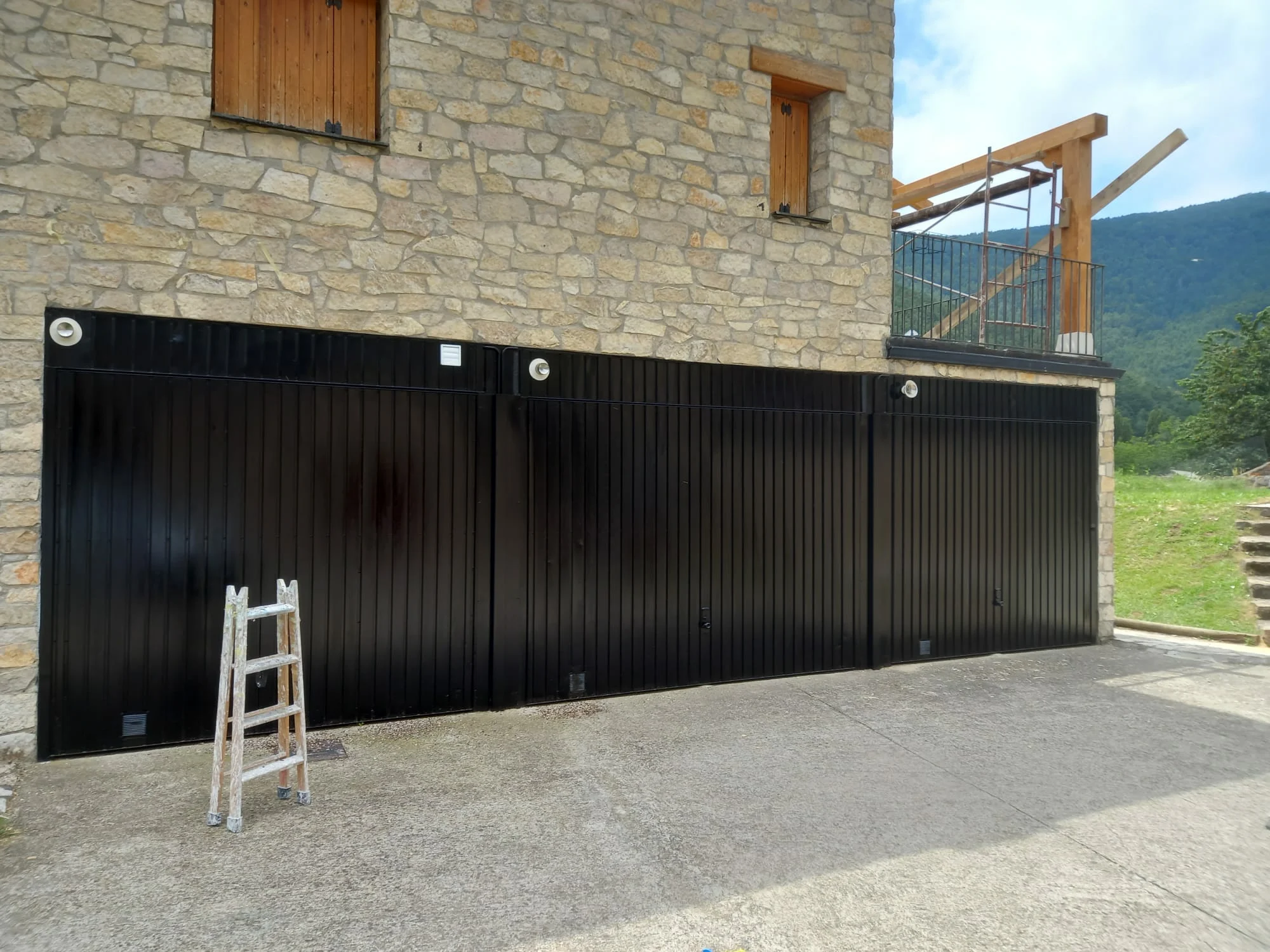 Puertas de garaje pintadas por pintor profesional en Huesca