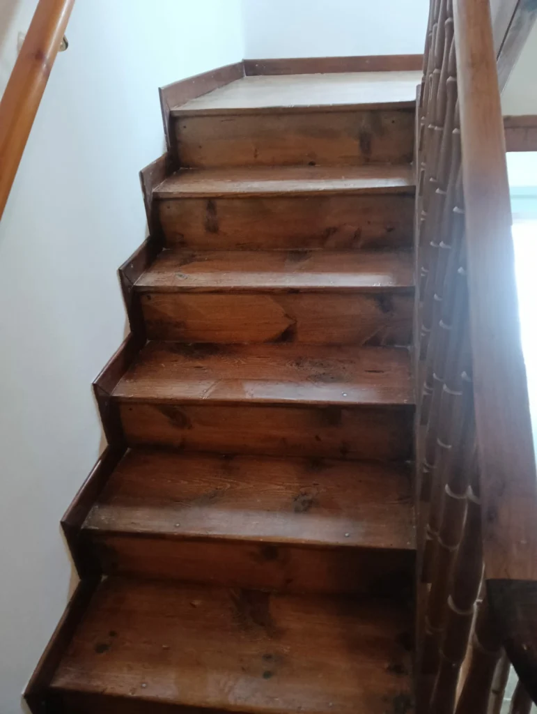 Detalle escaleras de madera antes de barnizado
