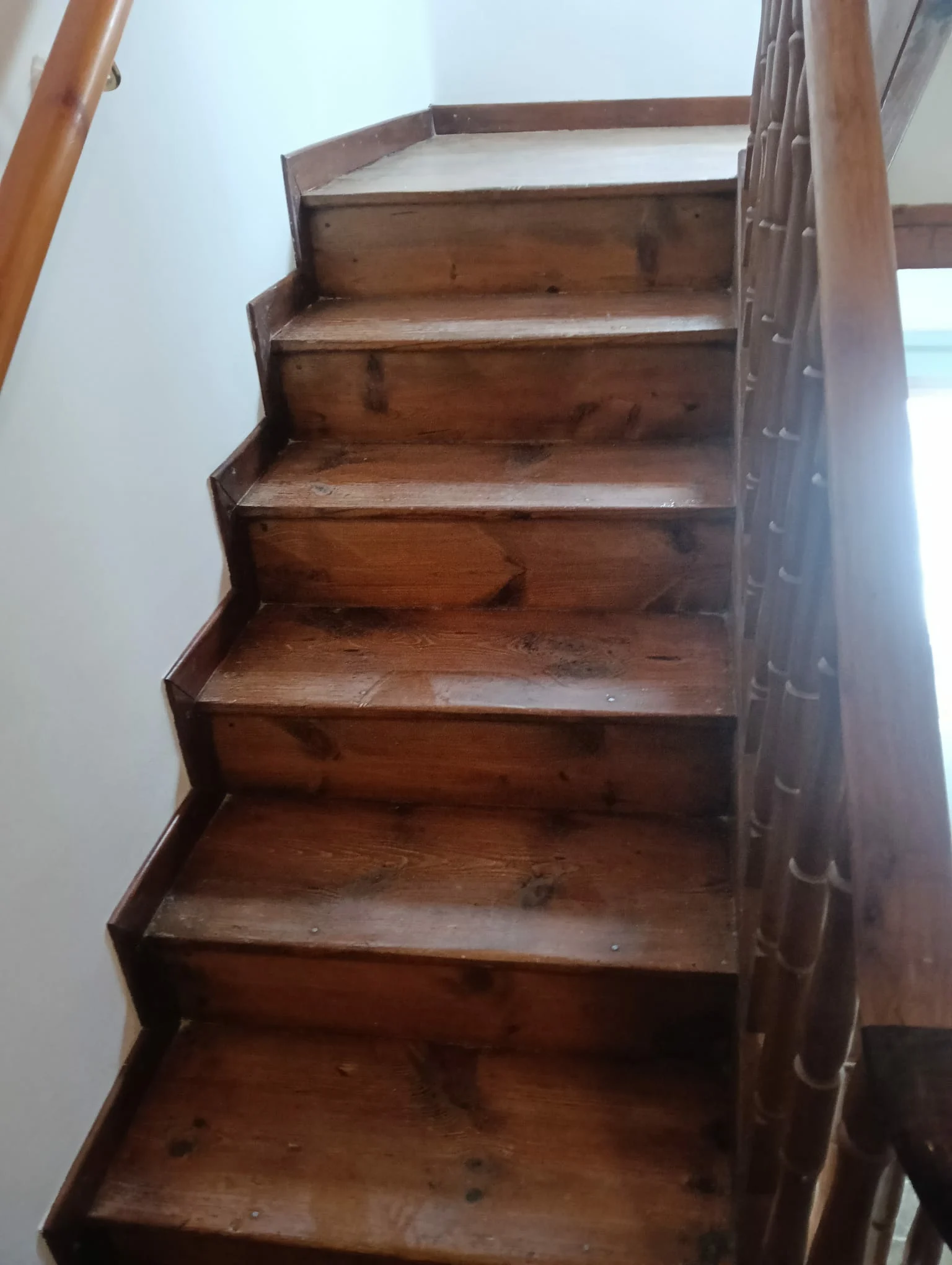 Detalle escaleras de madera antes de barnizado