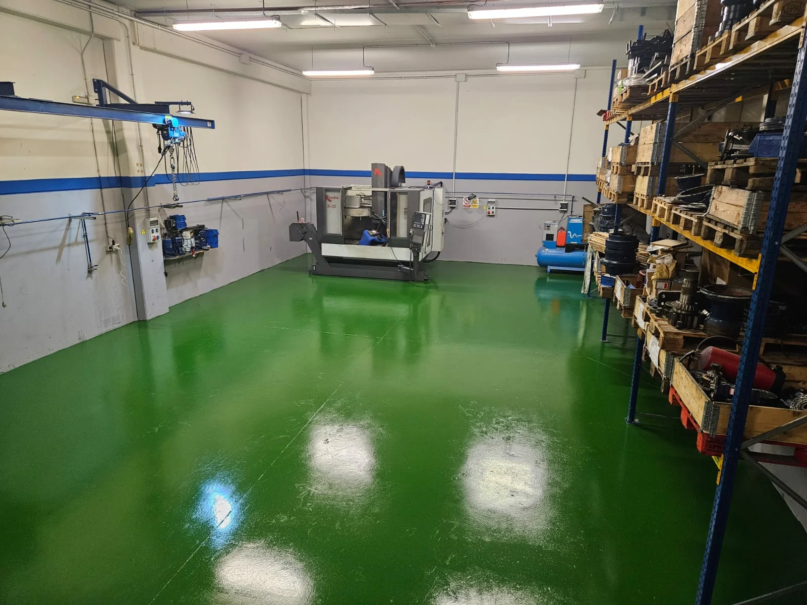 Suelo de nave pintada con resina epoxi por pintor profesional en Zaragoza y Huesca