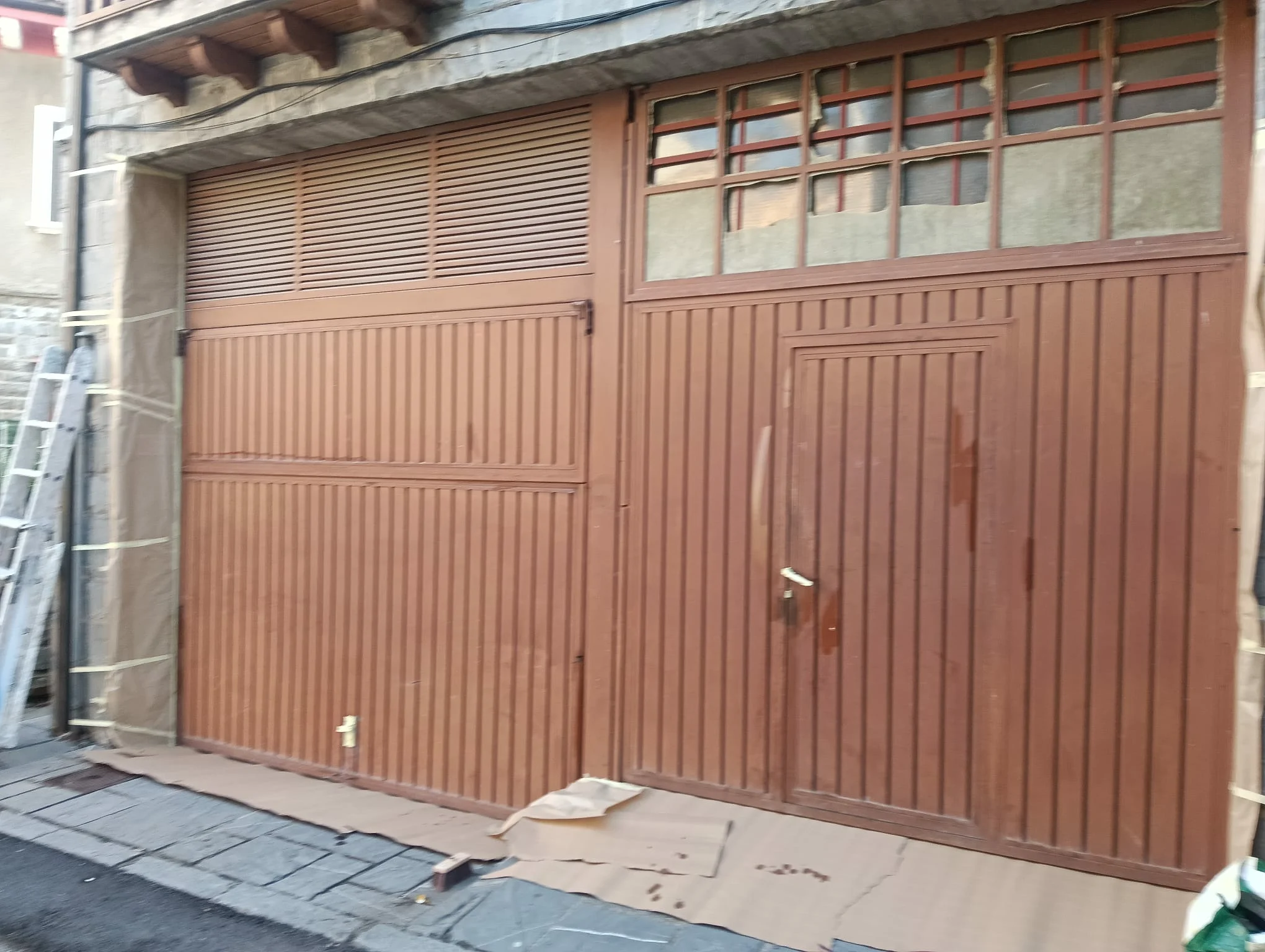 Pintura de puertas de garajes en Huesca